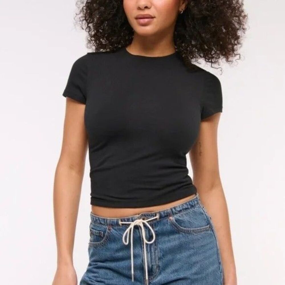 ABERCROMBIE & FITCH Women's black short-sleeve double lined baby tee - S